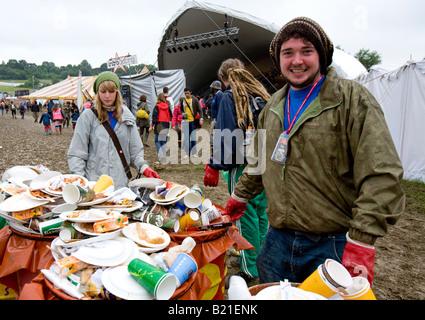 Homme debout par Poubelles Glastonbury Festival Pilton Somerest UK Europe Banque D'Images