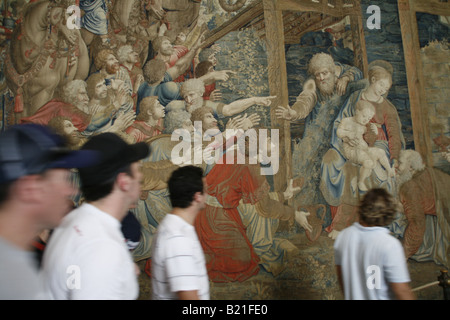 Les touristes en tapisserie chambre, musée du Vatican, Rome Banque D'Images