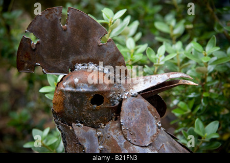 Statue de métal soudé un coquelet dans un jardin dans le Suffolk en Angleterre Banque D'Images