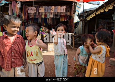 Les enfants cambodgiens jouant dans marché, région du Mékong, le nord du Cambodge Banque D'Images