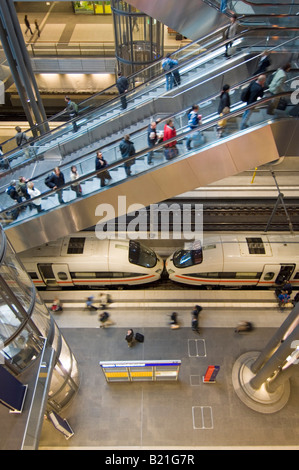 Abaisser la plate-forme - un inter city express statique à la plate-forme avec pasengers le départ du train et sur les escaliers. Banque D'Images