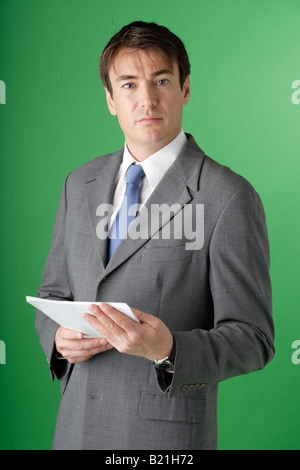 Homme en costume avec des papiers Banque D'Images