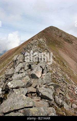 Randonneur en ordre décroissant les CMD Arete de Carn Dearg Plus en route vers le Ben Nevis Banque D'Images