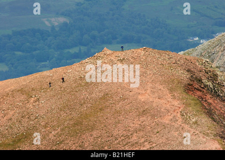 Randonneurs sur Carn Dearg Meadhonach vu de Ben Nevis Banque D'Images