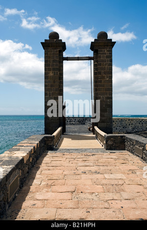 Puente de las bolas, le 'pont de balls' dans le port d'Arrecife, Lanzarote Banque D'Images