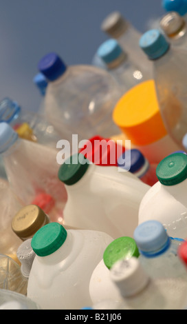 Pile pile de assortiment de bouteilles en plastique avec couvercles colorés Banque D'Images