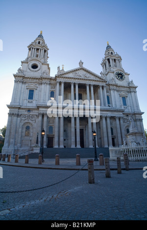 Le front de l'Ouest et deux tours d'horloge baroque de St Paul's, début de matin d'été, Londres, Angleterre. Banque D'Images