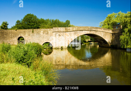 Halfpenny Bridge, un vieux pont à péage de Cotswold stone sur la Tamise à Lechlade, Gloucestershire, England, UK Banque D'Images