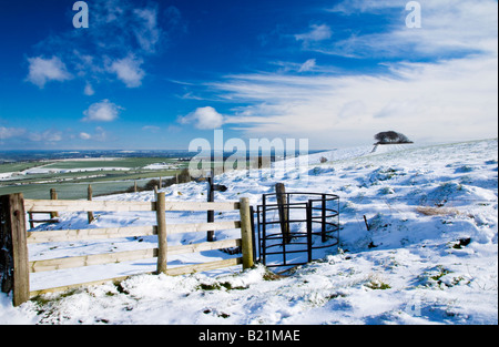 Vue sur les champs couverts de neige d'hiver de Liddington Hill, Wiltshire, England, UK Banque D'Images