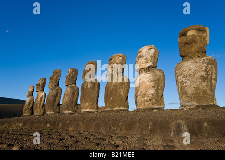 Amérique du Sud Chili Isla de Pascua Rapa Nui Île de Pâques Ahu Tongariki le plus grand ahu Tongariki sur l'île se trouve une rangée de 15 g Banque D'Images