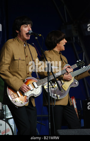 Paul MCARTNEY et gearge Harrison Chercher sosies dans un hommage groupe appelé les coléoptères Bootleg Banque D'Images