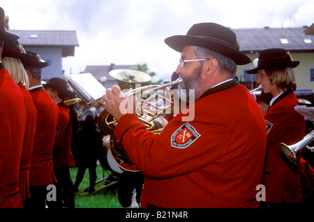 Autriche Salzburg festival de musique et défilé dans le village de Ramsau am Dachstein Banque D'Images