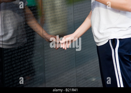 Une femme touche le Vietnam War Memorial à Washington D C le 13 juin 2006 Banque D'Images