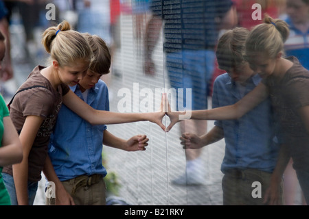 Les enfants à toucher et examiner la guerre du Vietnam Memorial à Washington D C le 13 juin 2006 Banque D'Images