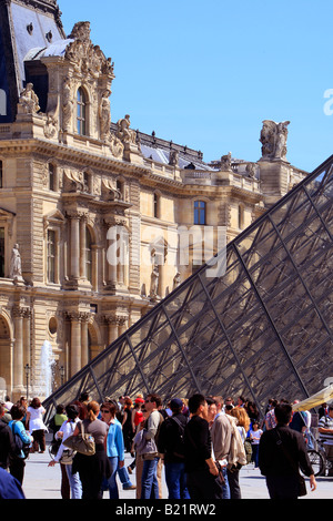 L'entrée de la pyramide de verre du Louvre, Paris France. Banque D'Images