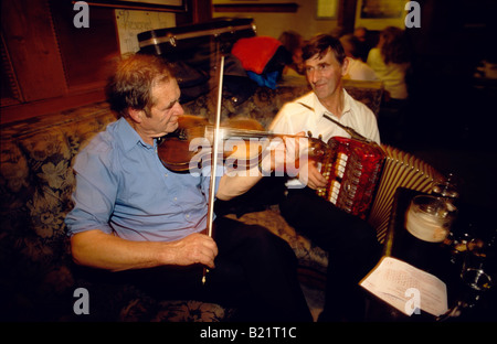 Deux hommes jouant la musique traditionnelle au violon et accordéon en Gus O Connor s Pub Doolin Comté de Clare Irlande Banque D'Images