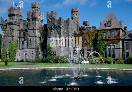 Voir d'Ashford castle avec fontaine Hôtel Cong County Mayo Irlande Banque D'Images