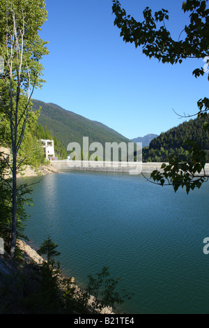 Le réservoir et le barrage Hungry Horse Banque D'Images