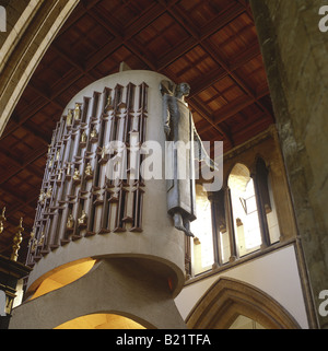 "Christ en majesté" ,Statue par Sir Jacob Epstein dans la nef de la cathédrale de Llandaff Banque D'Images