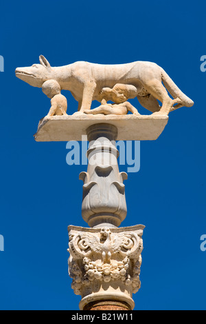 Romulus et Remus avec statue de loup près de Duomo à Sienne Banque D'Images