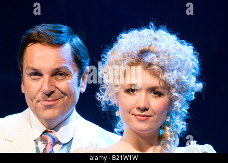 Brian Conley comme le professeur Harold Hill et Scarlett Strallen comme Marian Paroo dans The Music Man Banque D'Images