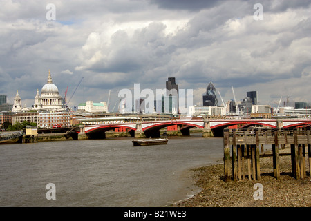 Des toits de la rive nord de la Tamise vu de la rive sud de la Tamise, Londres, à marée basse Banque D'Images