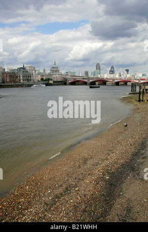 Des toits de la rive nord de la Tamise vu de la rive sud de la Tamise, Londres, à marée basse Banque D'Images