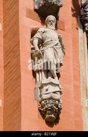Wroclaw, Silésie, Pologne. Ville située sur la place du marché (Rynek) statue sur la façade sud Banque D'Images