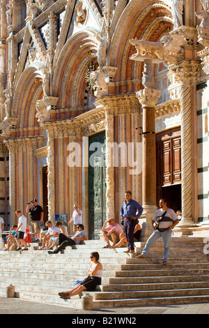 Les touristes se détendre sur les escaliers de la cathédrale de Sienne Banque D'Images