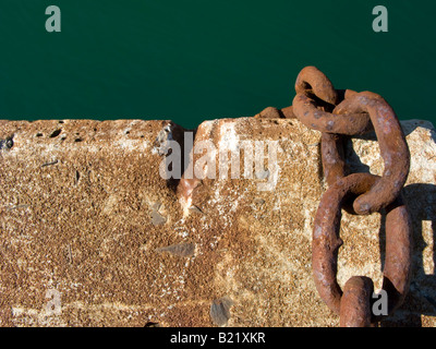 Chaîne rouillée dans un port Dock Banque D'Images