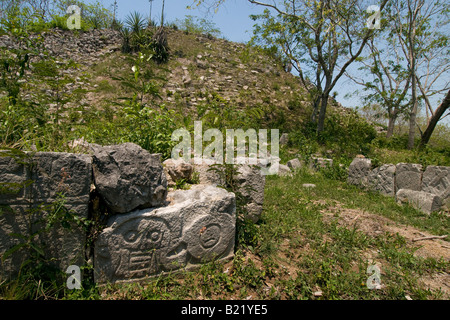 Sculptures sur pierre à l'ancienne les ruines mayas d'Uxmal Mexique Banque D'Images