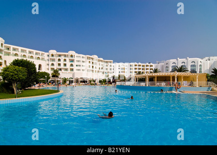 Grand angle de visualisation horizontal de la piscine animée à un grand hôtel moderne en Tunisie. Banque D'Images