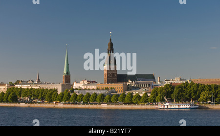 Vue sur la ville au fleuve pour Cathédrale Dome Riga Lettonie Banque D'Images