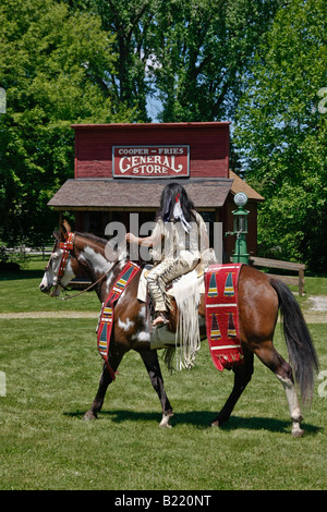 Femme amérindienne chevauchant un cheval tribu Shawnee Indiens dans l'Ohio OH USA vie quotidienne style de vie haute résolution Banque D'Images