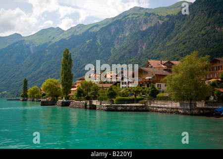 Il s'agit d'une vue sur le lac de Brienz et la municipalité dans le district d'Interlaken, dans le canton de Berne en Suisse Banque D'Images