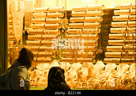 Grand Bazar Istanbul Turquie Asie Europe lèche-vitrine bijoux femme deux femmes debout devant shop Banque D'Images