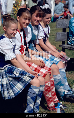 Highland Fling danseuse sur banc de parc jeux Ivernesshire Glenfinnan Highland Ecosse GO Banque D'Images