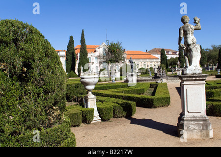 Les Jardins de Neptune (baroque) et l'une des façades du Palais Royal de Queluz (Portugal). Banque D'Images