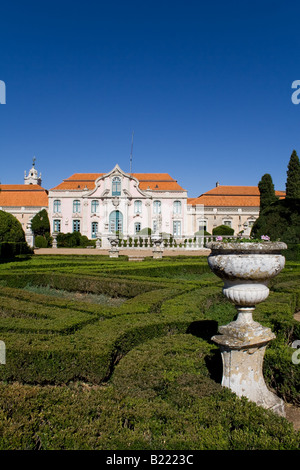 Les Jardins de Neptune (baroque) et l'une des façades du Palais Royal de Queluz (Portugal). Banque D'Images