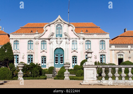 Les Jardins de Neptune (baroque) et l'une des façades du Palais Royal de Queluz (Portugal). Banque D'Images