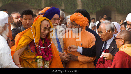 Les leaders religieux participent à une prière pour la paix mondiale à l'Raj Ghat Ghandis flamme éternelle en avril 2008 NEW DELHI, INDE Banque D'Images