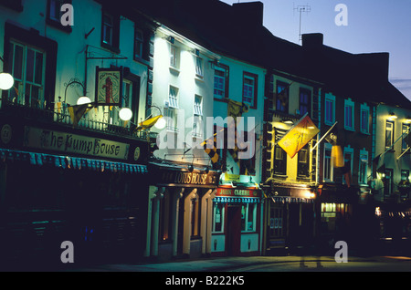 Dans la nuit s Pub allumé Parliament Street Kilkenny County Kilkenny Irlande Banque D'Images