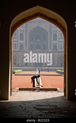 L'entrée ouest et HUMAYUNS TOMB construite en 1565 et un bel exemple de l'architecture moghole, NEW DELHI INDE Banque D'Images