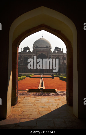 L'entrée ouest et HUMAYUNS TOMB construite en 1565 et un bel exemple de l'architecture moghole, NEW DELHI INDE Banque D'Images