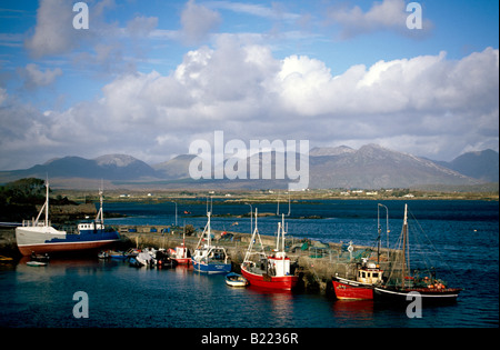 Bateaux rouges dans le port de Roundstone 12 Bens à l'arrière-plan dans le comté de Galway Irlande Banque D'Images