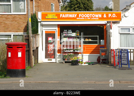 Happy Shopper marque économique épicerie village Foodstore Off License & Post Office boîte aux lettres à double pilier rouge à Doddinghurst Essex Angleterre Banque D'Images