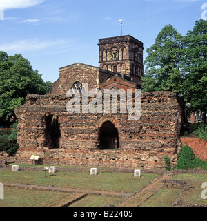 Le Leicester Jewry wall et fondations dans les vestiges des bains romains et musée de St Nicholas church tower au-delà Banque D'Images