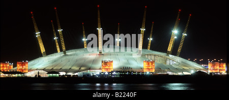 Péninsule de Greenwich Millennium Dome de nuit avec des reflets sur la Tamise Banque D'Images