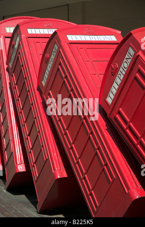 Hors de commande rouge boîtes téléphone sculpture, Kingston-Uopn-Thames, London, UK Banque D'Images