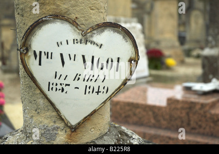 Plaque en forme de coeur sur une tombe de Tracy-Sur-Mer, Normandie, France Banque D'Images